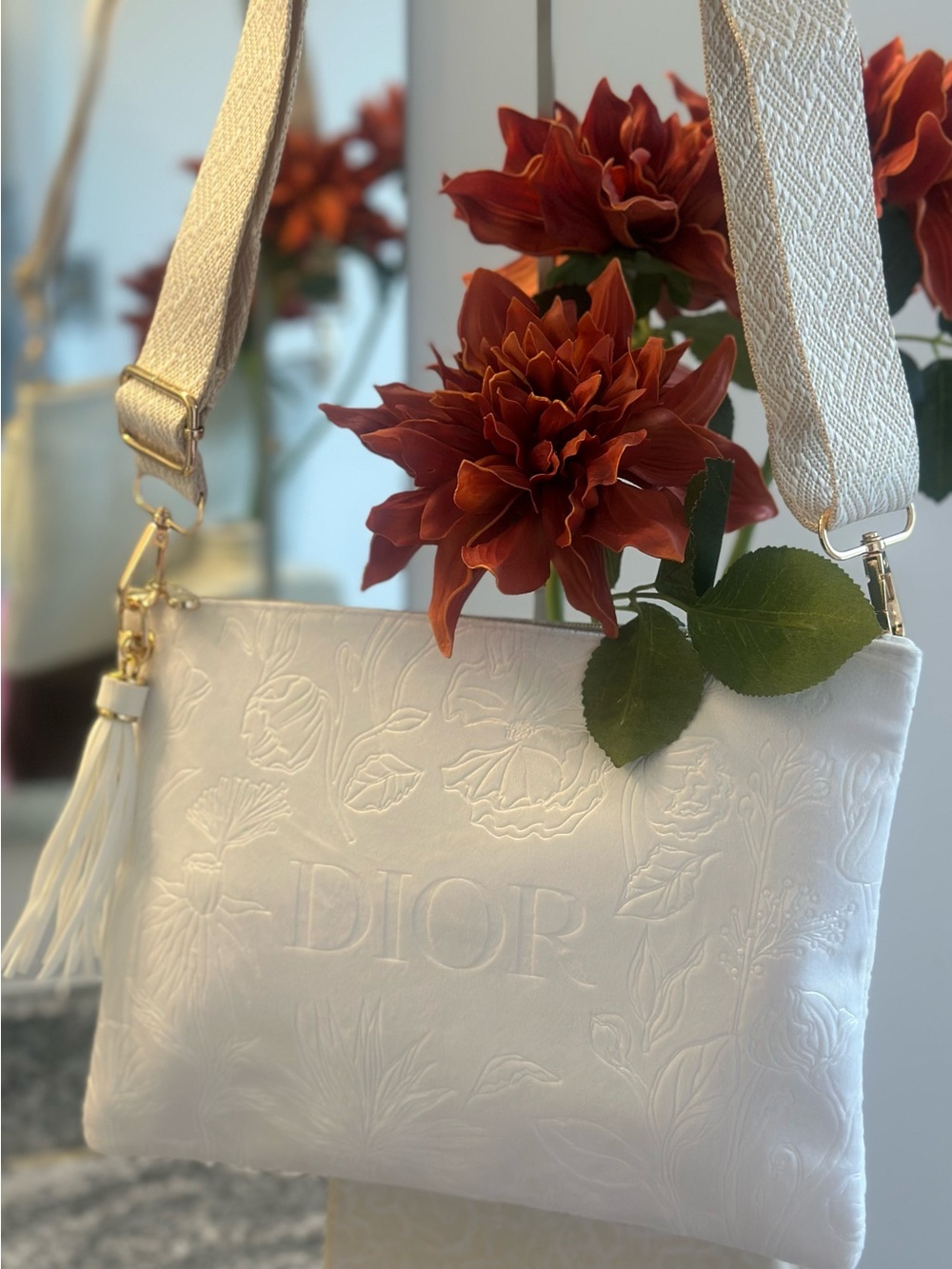 Dior White Embossed Floral Beauty/Cosmetic Bag GWP NWOT PLZ READ DESCRIPTION - Picture 3 of 6